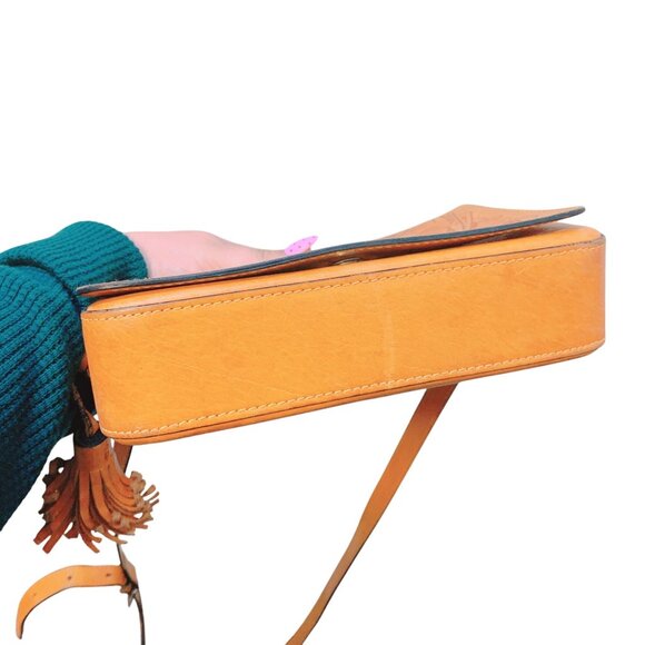 Vintage Bolsa Canela Embossed Leather Crossbody Bag With Floral Design - Picture 9 of 9